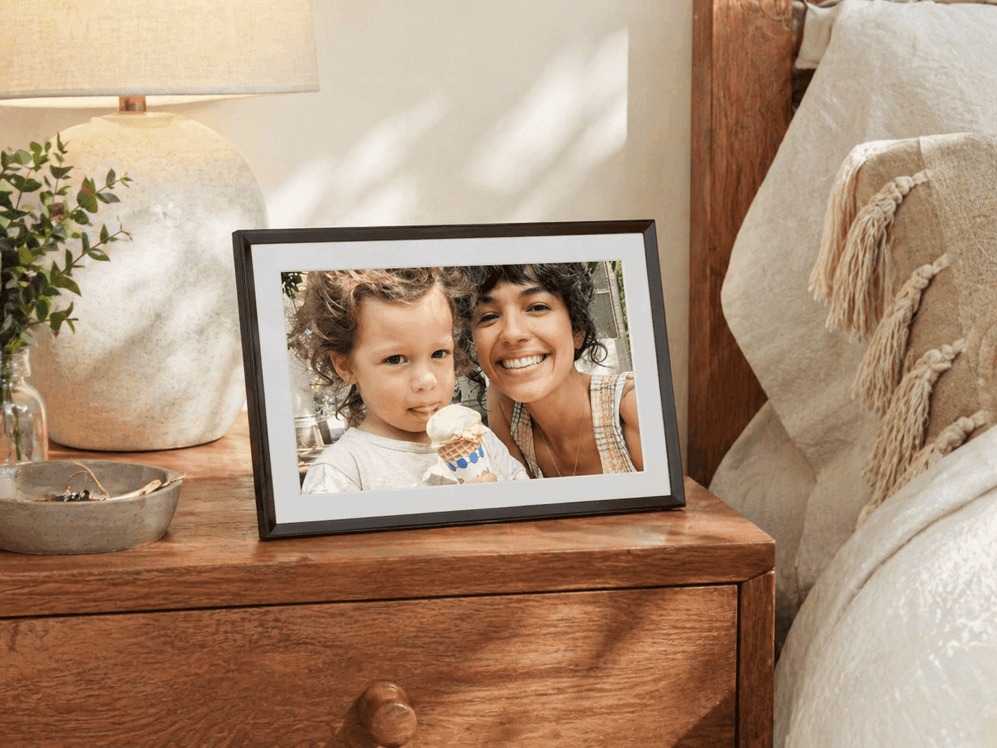 Aura Carver 10" HD WiFi Digital Picture Frame: A Smarter Way to Share Memories
